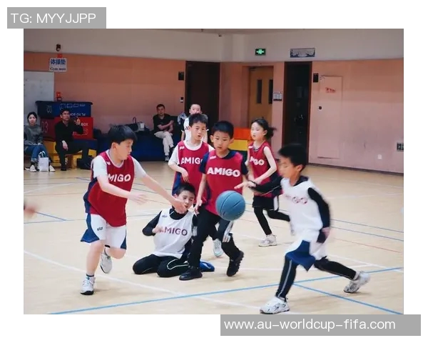 学校里篮球与足球的热情碰撞与团队精神的培养探讨